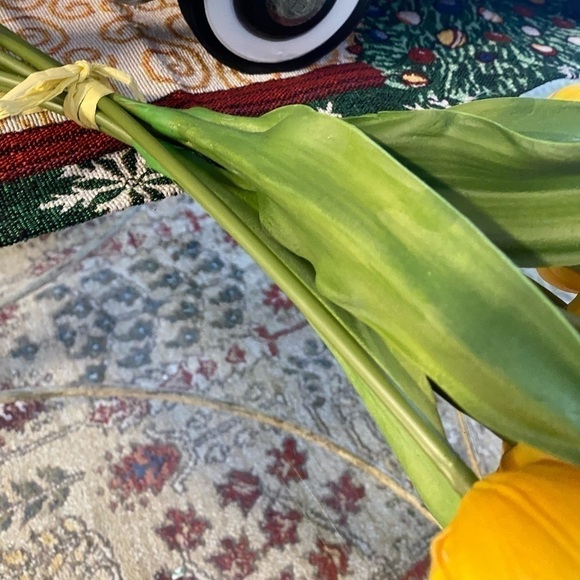 REALISTIC BUNCH OF YELLOW TULIPS - Picture 3 of 4